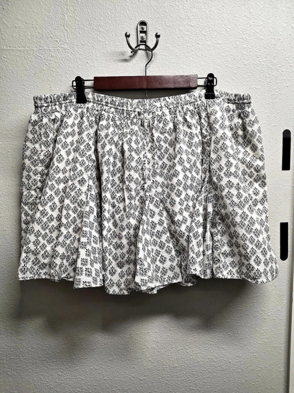 American Eagle Floral Mini Skirt White & Black XXL Like New